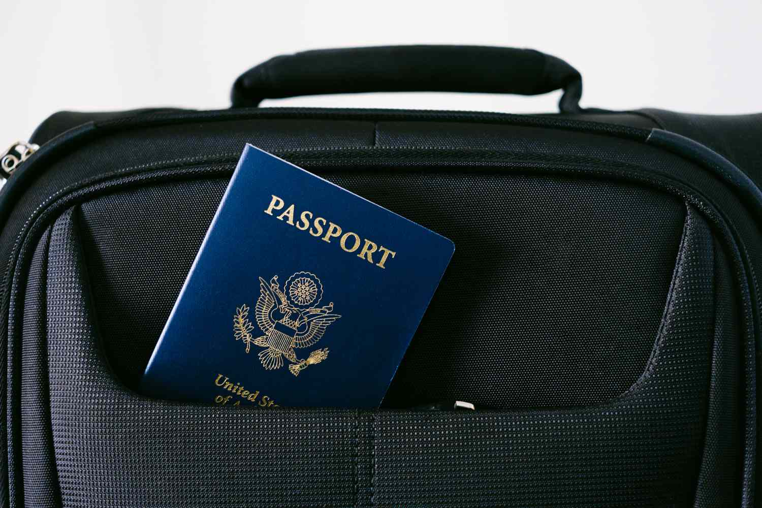 Error-al-viajar-no-guardes-tu-pasaporte-en-el-equipaje-de-mano-intriper.jpg