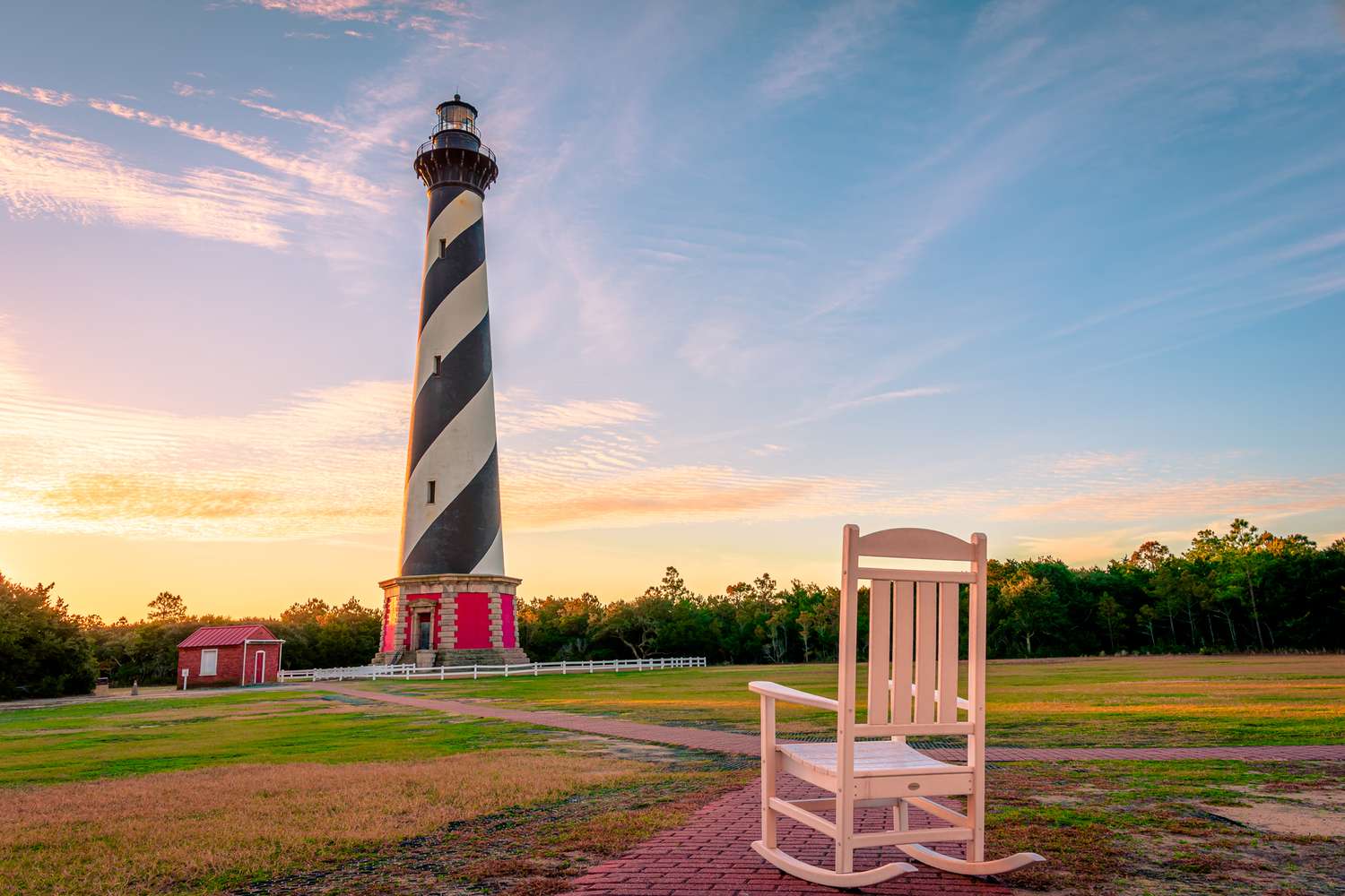 Isla-de-Carolina-del-Norte-con-playas-pueblos-y-faro-iconico-intriper.jpg
