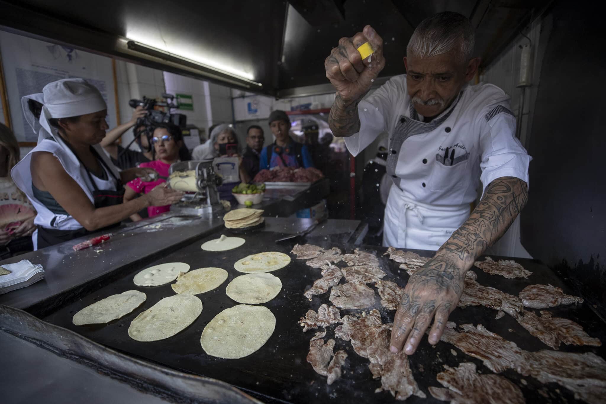 El cocinero Jacinto Rodríguez, prepara tacos este viernes en la taquería El Califa de León, ubicada en la Ciudad de México (México). EFE/Isaac Esquivel