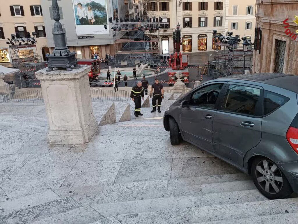 Insólito en Roma: un hombre de 80 años bajó en auto la escalinata de la Piazza di Spagna y quedó atascado image NQYYHBRJ5VESVNGUW4RICYHDQE 1