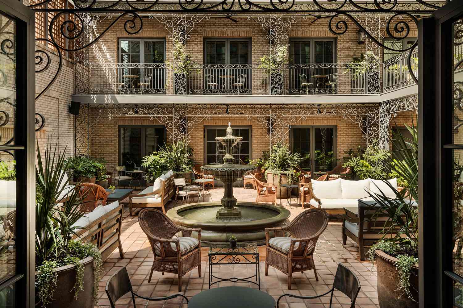 Nuevo-hotel-boutique-abre-en-Charleston-con-bar-y-patio-chic-intriper.jpg