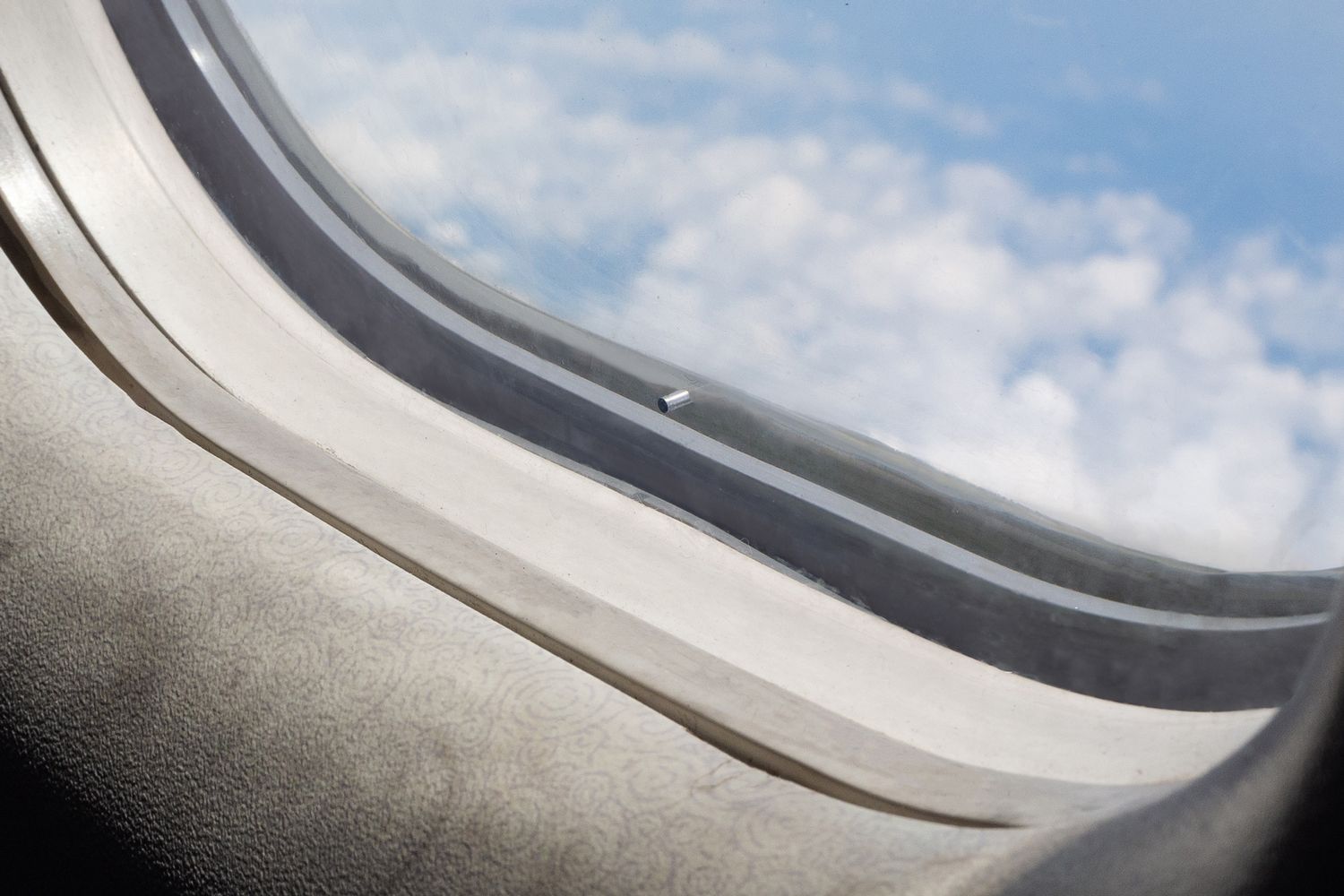 Por-que-los-agujeros-en-las-ventanas-de-aviones-son-vitales-intriper.jpg