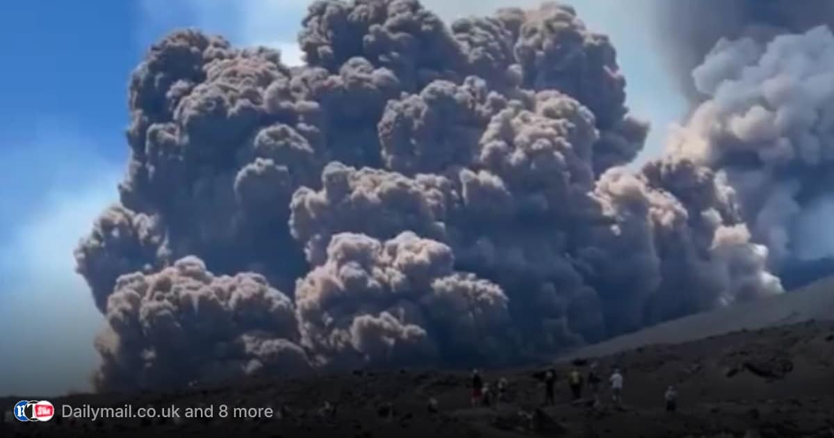 Turistas-huyen-aterrorizados-por-erupcion-del-volcan-Etna-en-Italia-intriper.jpg