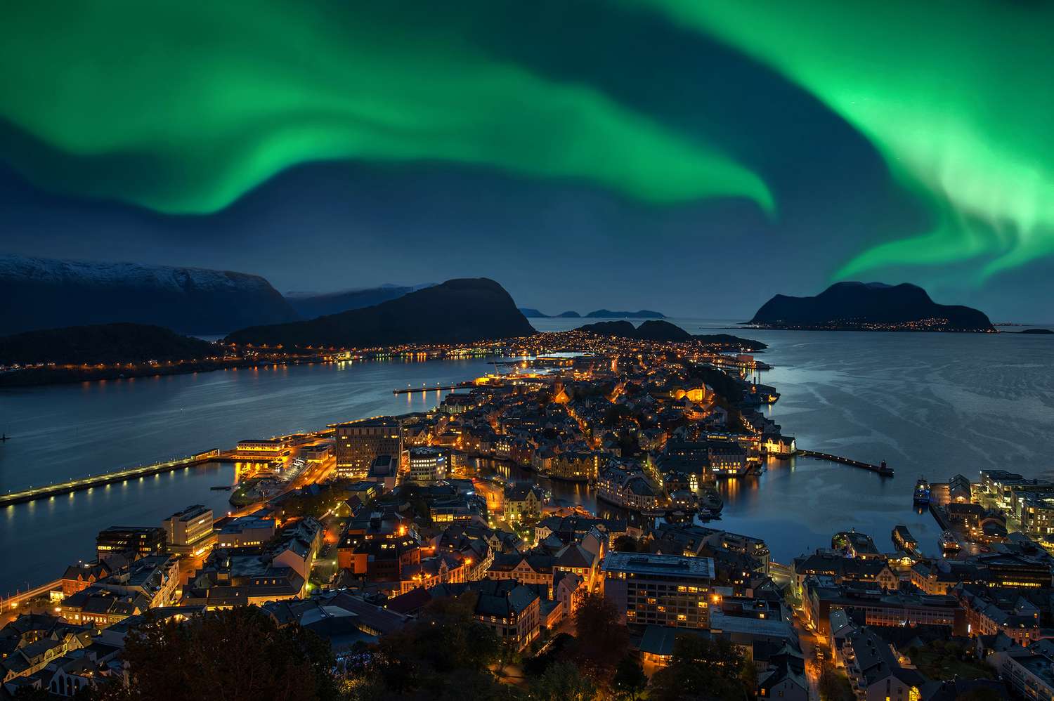 Viaje-en-jet-privado-de-10-dias-tras-la-aurora-boreal-en-Europa-intriper.jpg