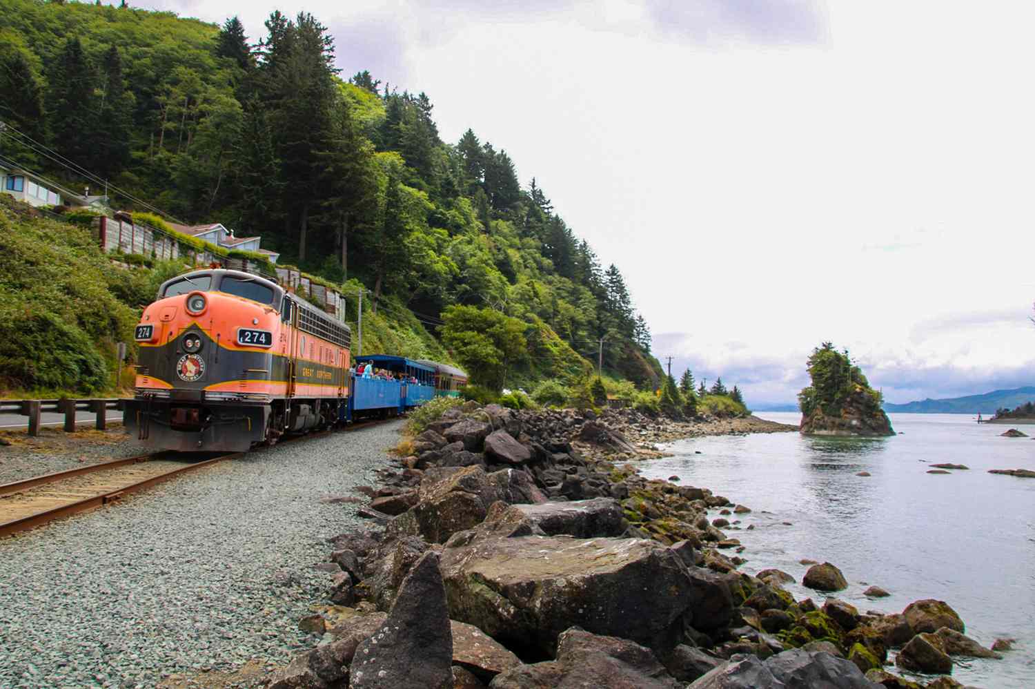 Viaje-en-tren-escenico-con-paradas-costeras-y-vagones-abiertos-intriper.jpg