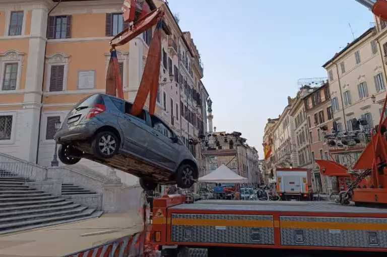 Insólito en Roma: un hombre de 80 años bajó en auto la escalinata de la Piazza di Spagna y quedó atascado image el momento en que el auto tuvo que ser retirado HAA5XKWBNFFLNI6BD6HLT3FL6E