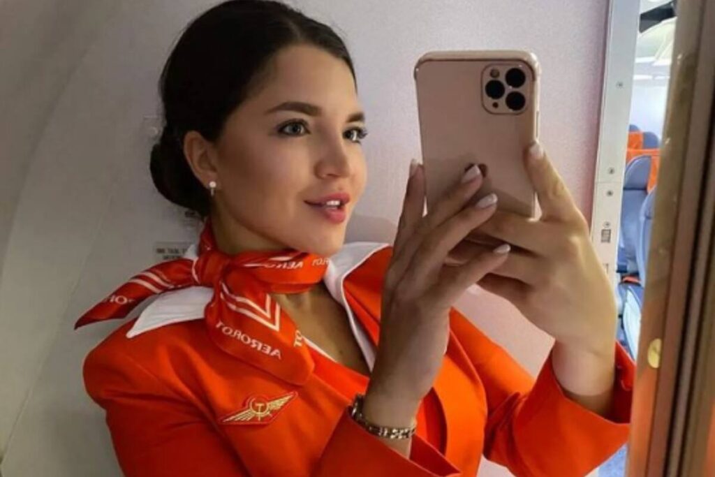 image una azafata de la aerolinea bandera de rusia 7XCCSYPKF5FQBNO47UHPCFGPRY 1