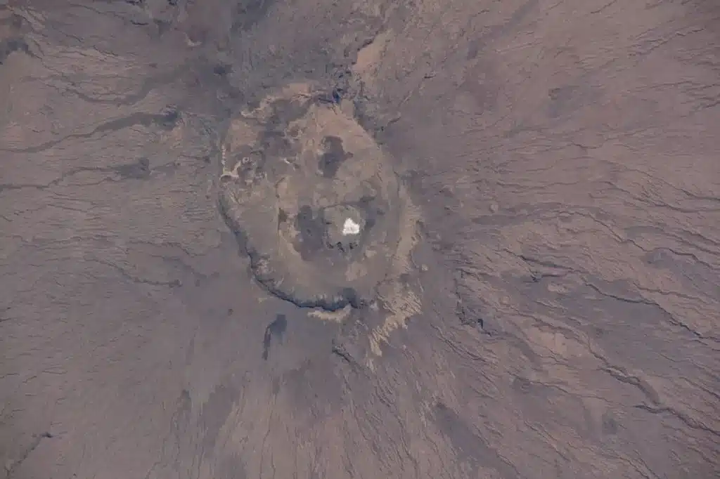 La NASA capta una misteriosa mancha blanca en el corazón del Sáhara image volcan en el norte de chad e1f32eb9 iss064e000448 250604122008 1280x853 1