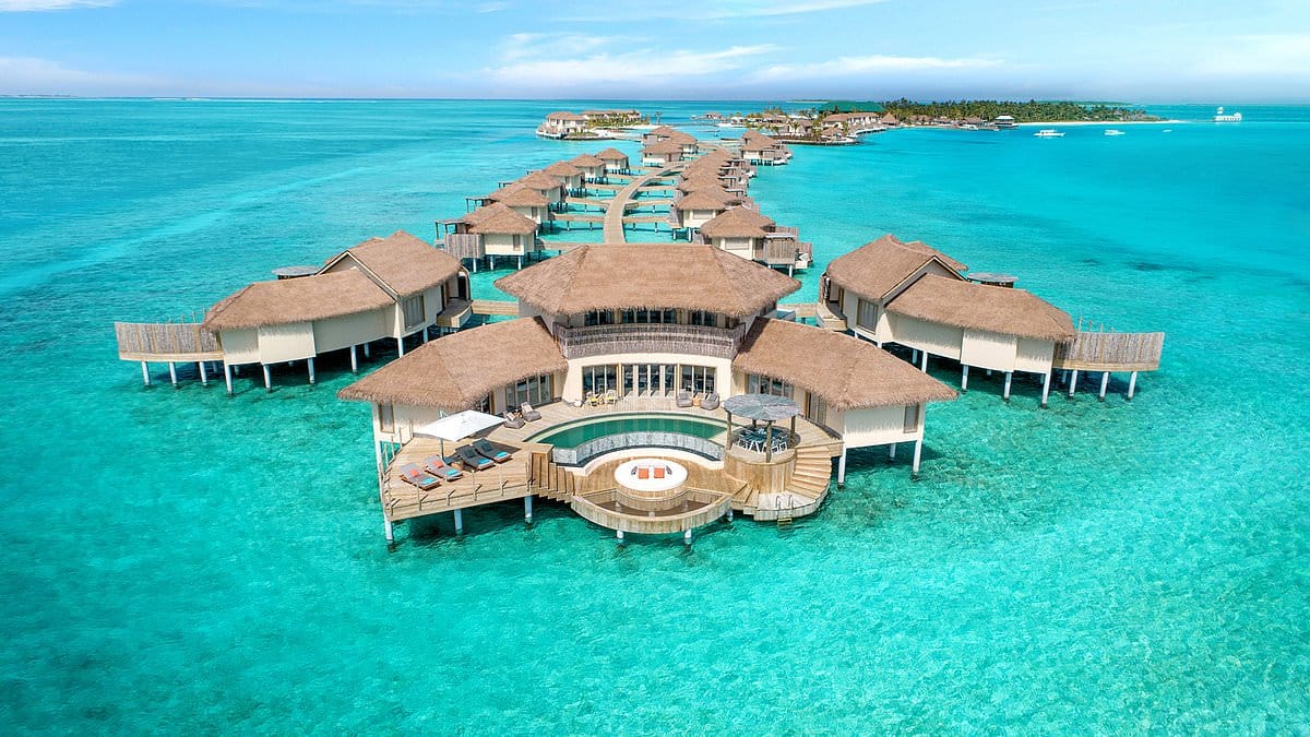 Resort-abandonado-en-Maldivas-con-villas-flotantes-en-ruinas-intriper.jpg
