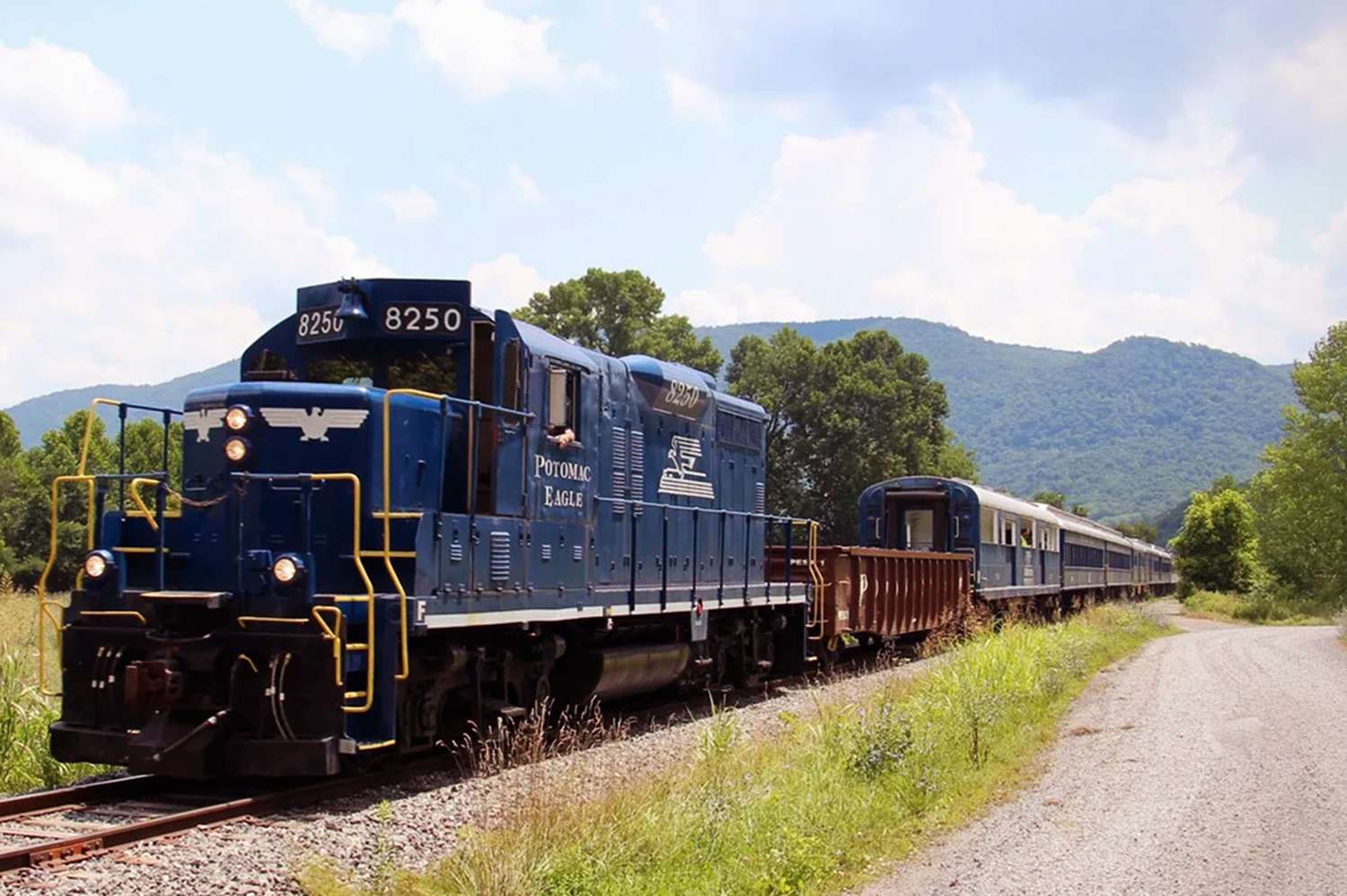 Tren-escenico-con-vistas-al-canon-y-vagon-al-aire-libre-intriper.jpg