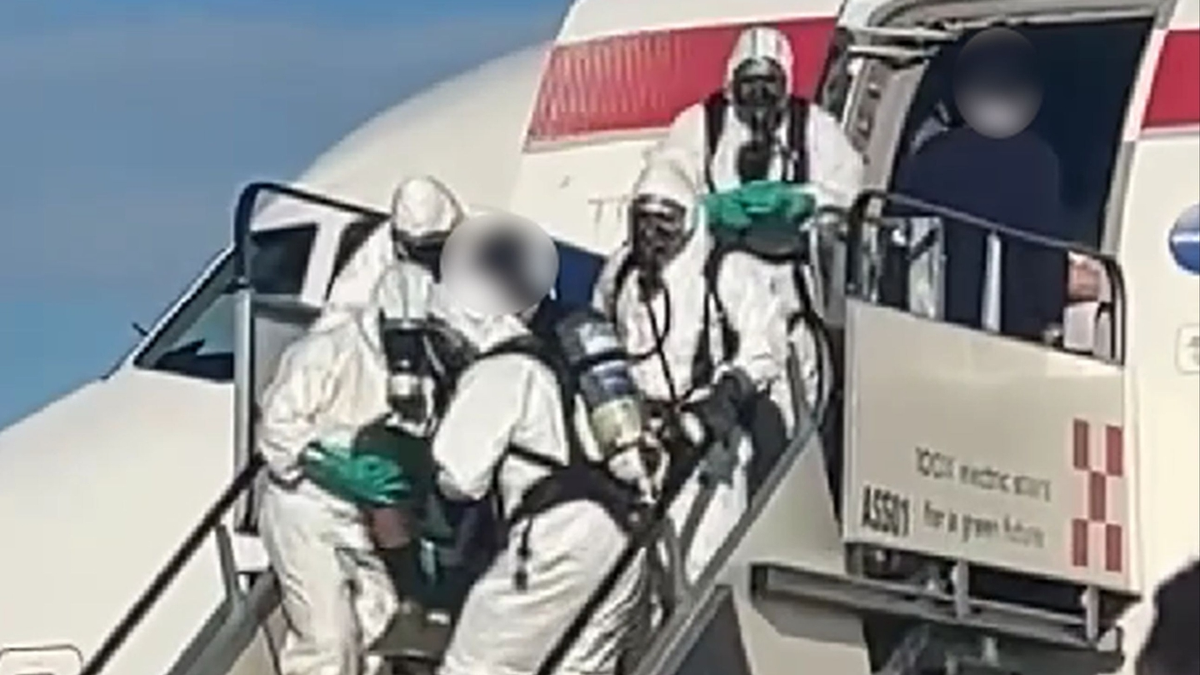 Bomberos-con-trajes-hazmat-abordan-avion-tras-aterrizaje-de-emergencia-intriper.jpg