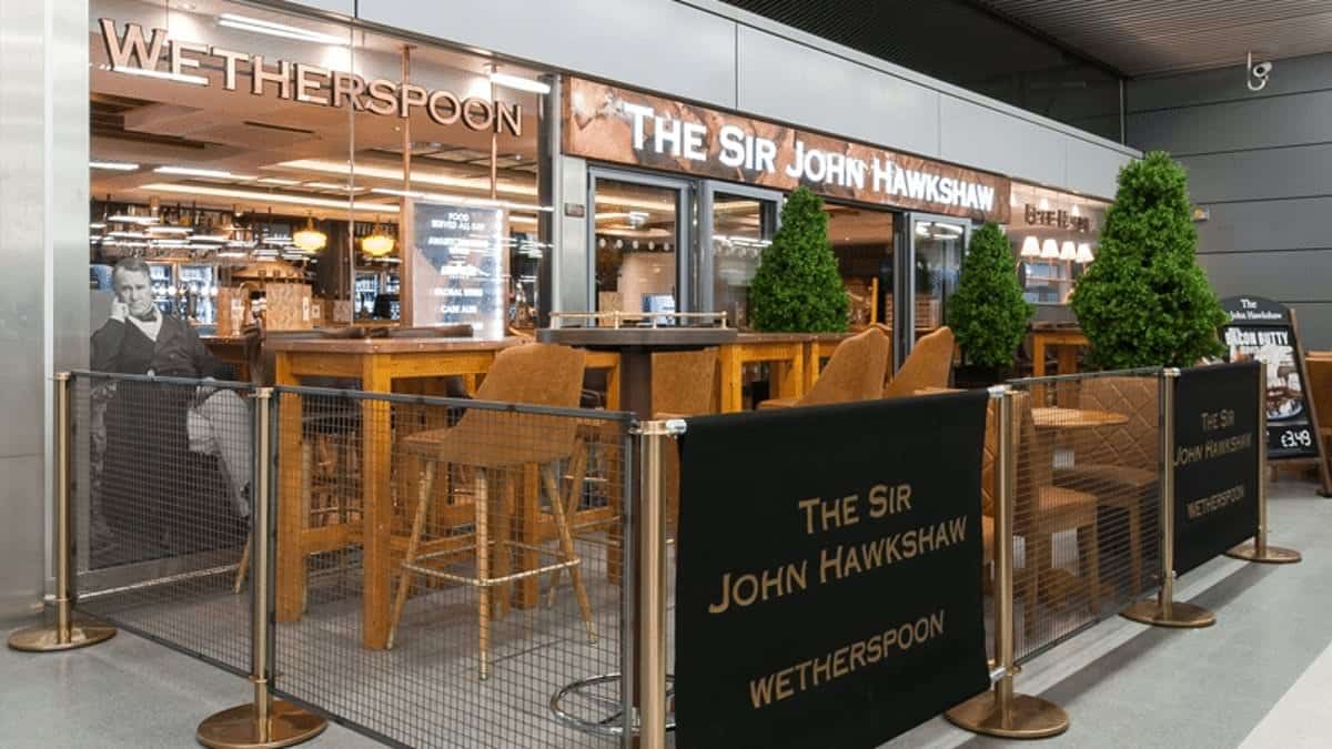 Descubre-el-Wetherspoons-mas-pequeno-del-mundo-sin-banos-intriper.jpg