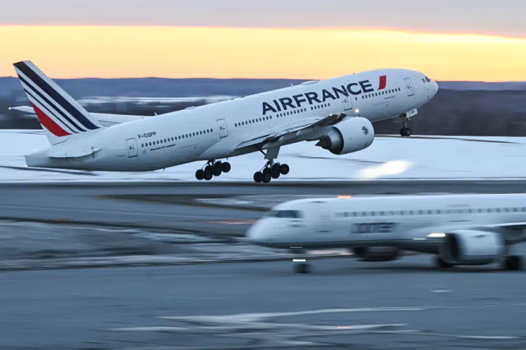 Avión de Air France da la vuelta en pleno vuelo por un teléfono perdido image GettyImages 2204620452 1 1