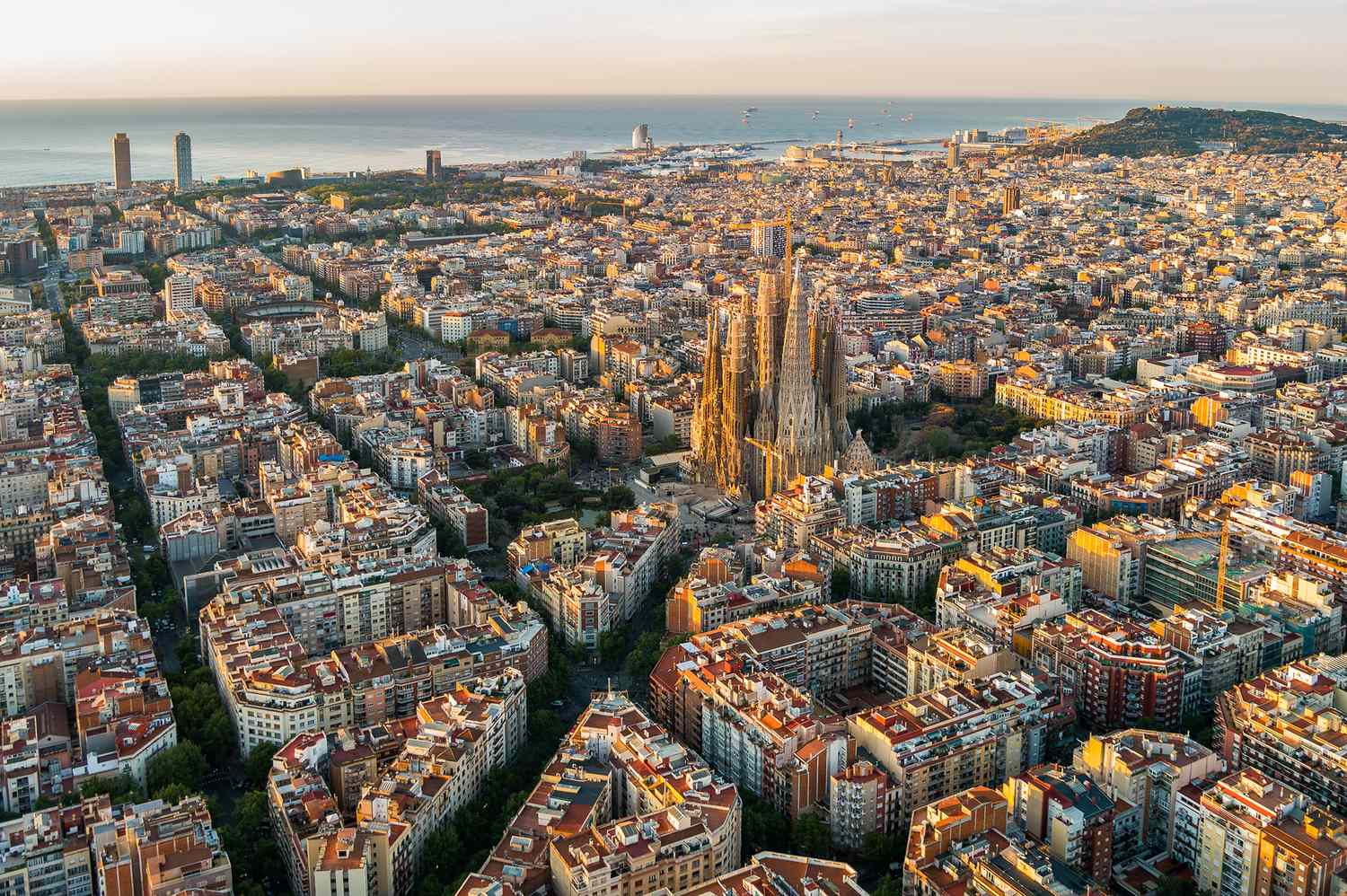 La-Sagrada-Familia-es-la-atraccion-turistica-numero-uno-del-mundo-intriper.jpg