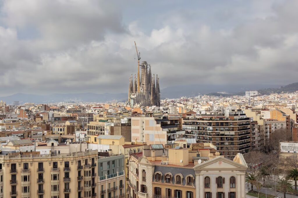 La Sagrada Familia ya es el edificio más alto de Barcelona image Q3OGQQOEZJCXHDUFFM7AU25ELI 1