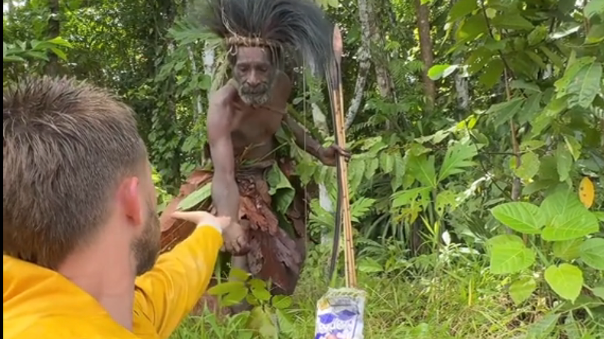 TikToker-huye-de-tribu-canibal-tras-fallido-intento-de-regalo-intriper.jpg