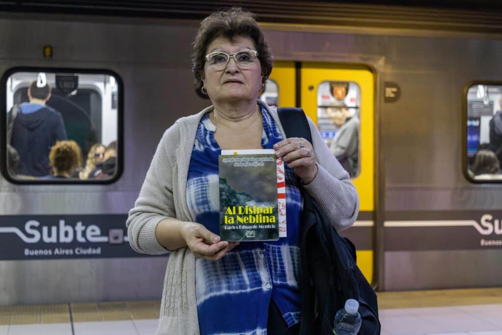 image Vagon de lectores. El Subte convoca a que los usuarios compartan un viaje leyendo en la Linea D1 1