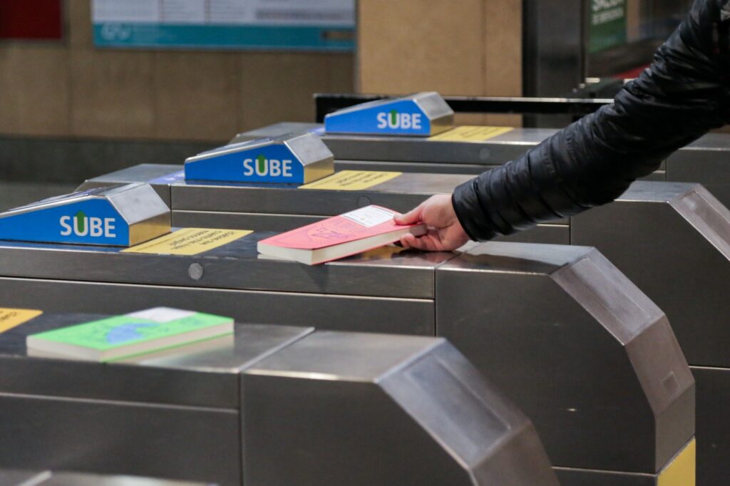 image Vagon de lectores. El Subte convoca a que los usuarios compartan un viaje leyendo en la Linea D2
