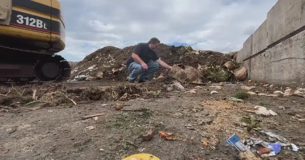 image b c man digs through dump and finds wifes lost wedding rings v0 hcs8V1e NEguTJblo dPUomL OAUr847GC8oZ1q I 1