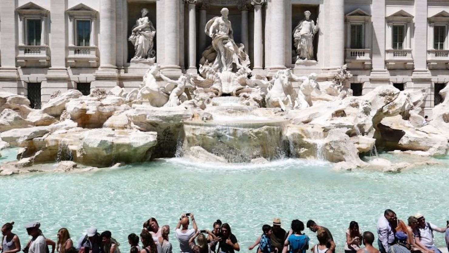 cnne-1437381-italy-rome-trevi-tourists