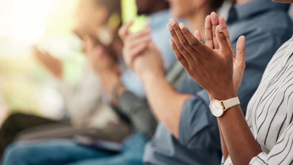 image el aplauso es una forma universal de expresar emocion gratitud o reconocimiento que une a las personas en un gesto simple pero poderoso foto adobe stock Q3KVX7IGZBCHTPJNJ7W3PJIQF4