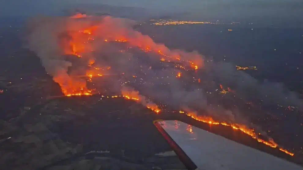 Devastador incendio en el sur de Francia arrasa más de 11 mil hectáreas y deja un saldo trágico image image 102