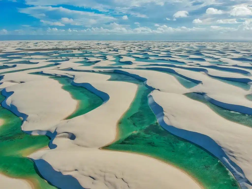 Un espectáculo natural único: el desierto brasileño que esconde piscinas turquesa entre dunas infinitas image parque nacional lencois maranhenses brasil 103