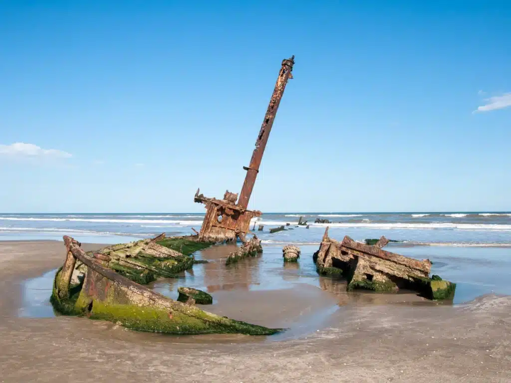 La playa más larga del mundo: 230 kilómetros de arena, un barco naufragado y la ultramaratón más extrema image playa cassino 103 1
