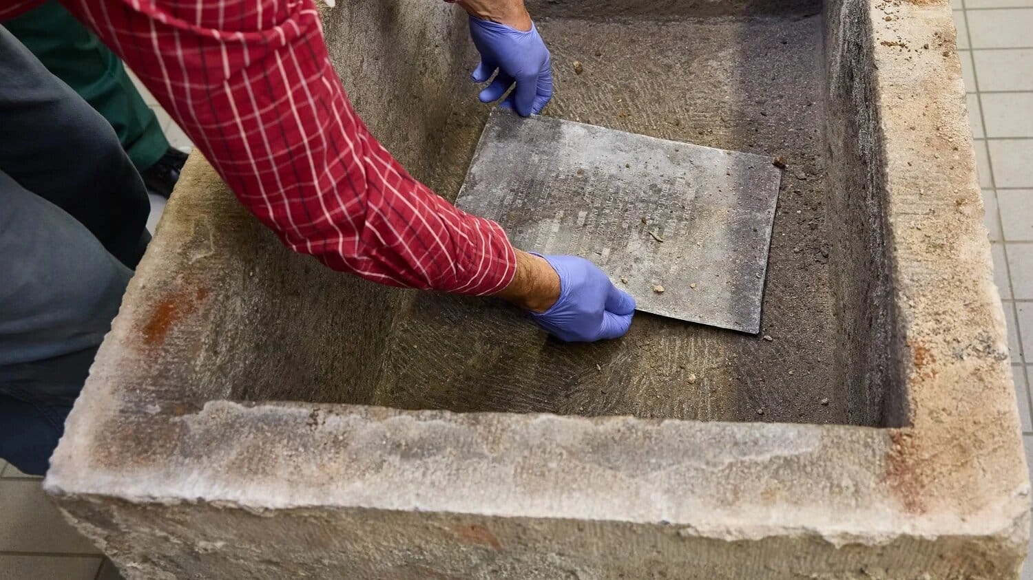 Descubren-una-piedra-angular-de-1822-en-el-Museo-Academico