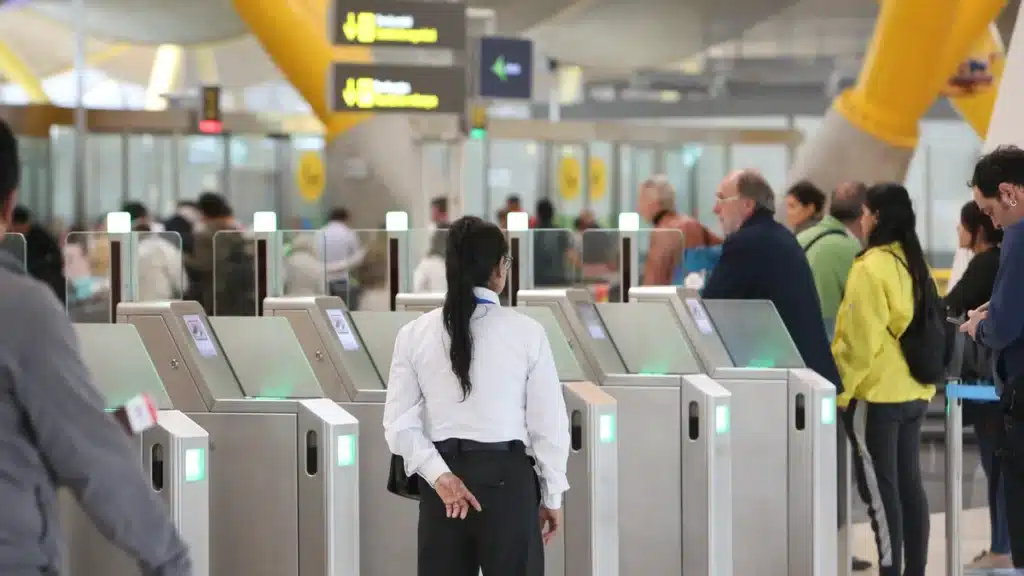 image acceso control seguridad aeropuerto adolfo suarez madrid barajas 96 1