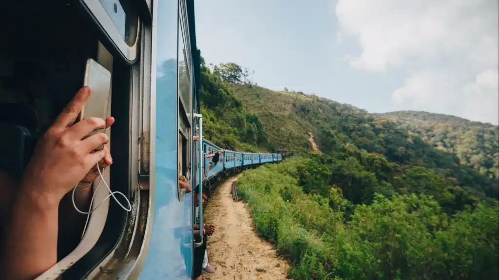 El viaje en tren más pintoresco de la península ibérica cuesta menos de 15 euros y regala paisajes de ensueño image el tren discurre por paisajes naturales unicos imagen de archivo 8c8b 1