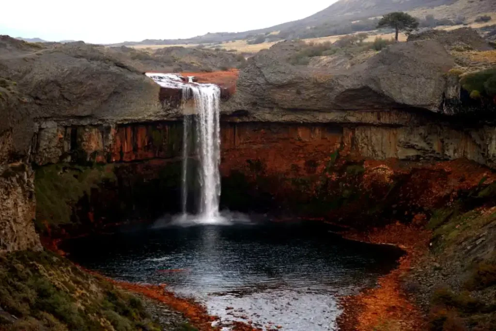 El pueblo neuquino donde conviven cascadas, termas, volcanes y un salto de otro mundo image rio agrio salto del agrio 06 00000001