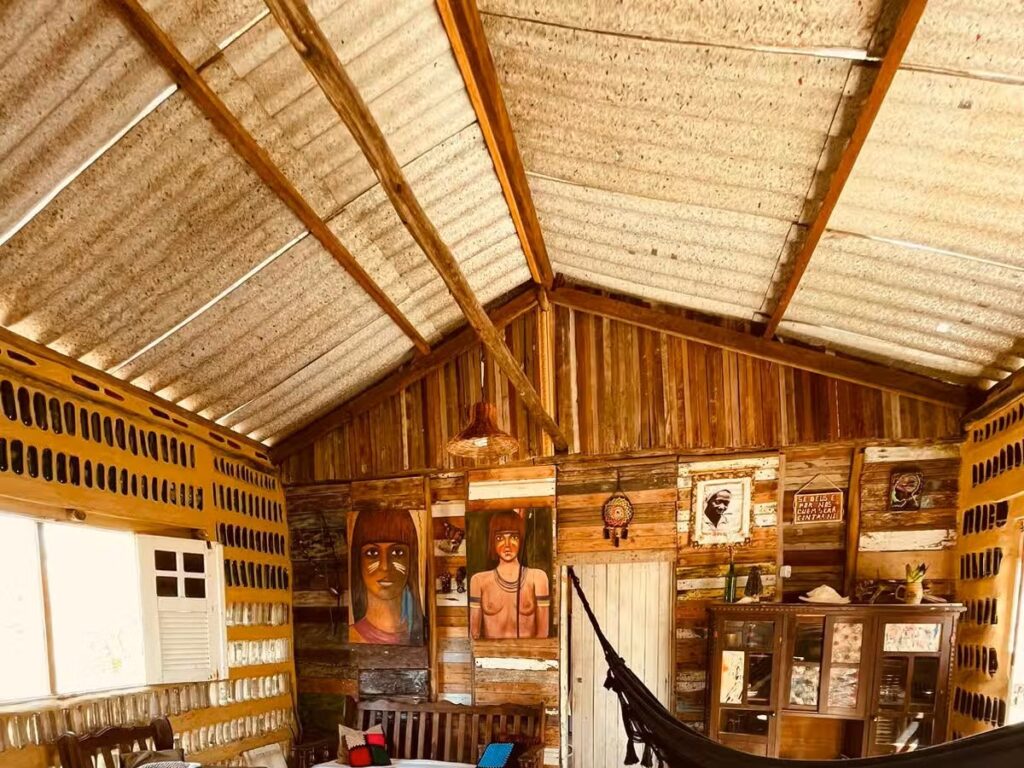 Madre e hija construyen una casa con 8.000 botellas de vidrio recicladas image 32399e13 6057 4b2b 8f95 092bff27851a 68b1a4924e27f 1