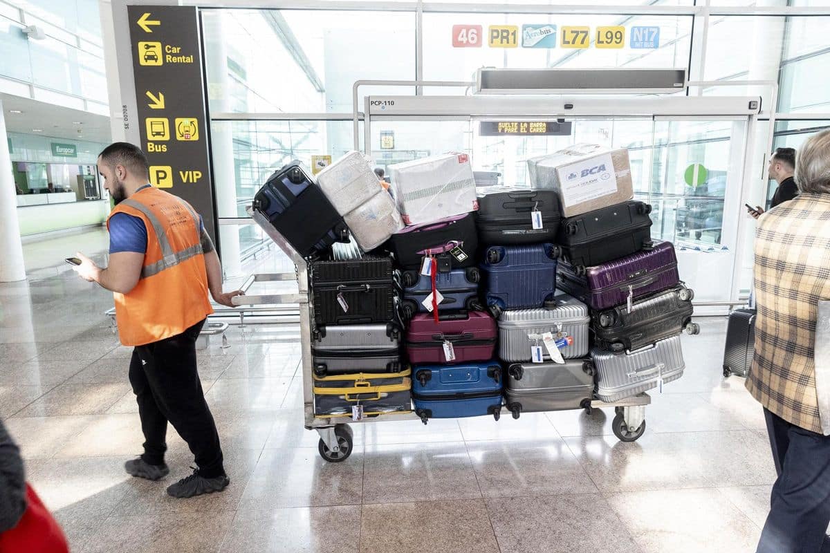 El Prat 10/11/2022 Maletas perdidas y vuelos cancelados o con retrasos principales denuncias de los clientes de las compañías aéreas En la foto, trabajadores del aeropuerto transportan carros con maletas en la T1 del aeropuerto del Prat Foto de Ferran Nadeu