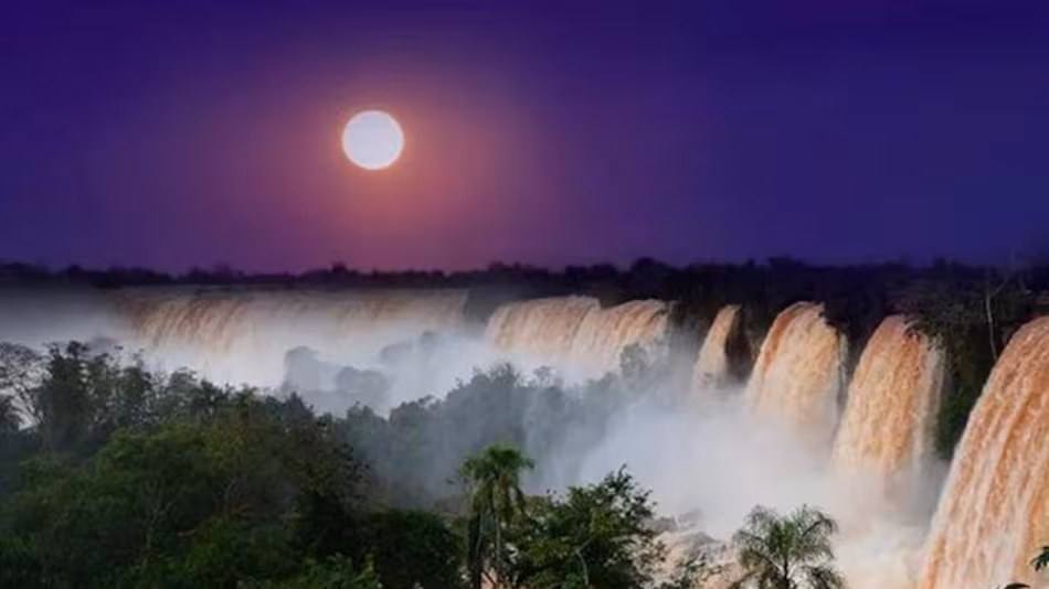 El Paseo de Luna Llena en las Cataratas del Iguazú: una experiencia mística entre la selva y la luz plateada de la noche image JIE6MCY23ZE6VCW7UBSJB6D2FY 1