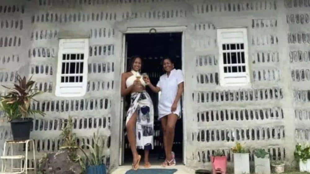 image casa con botellas 1000x562 1