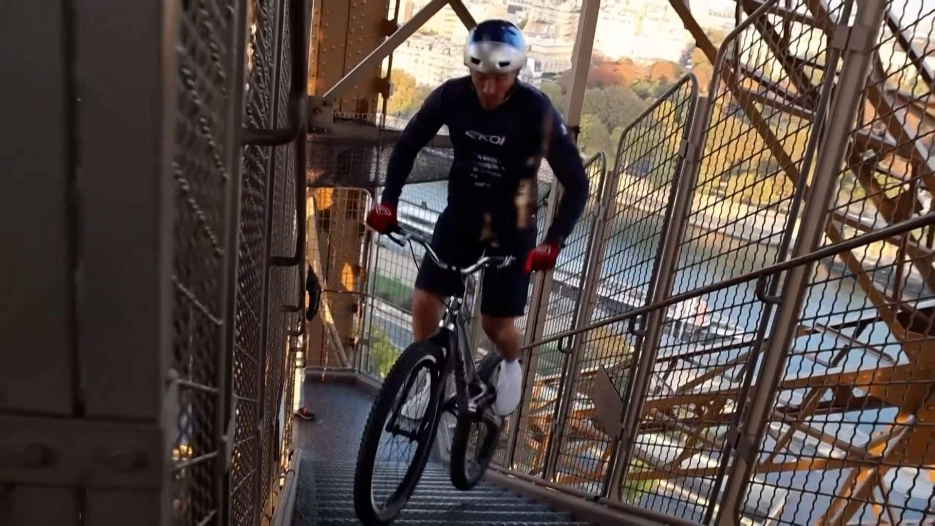 eiffel-towe-00-00-01-28-still001