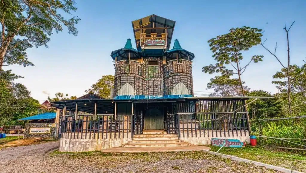 La isla latinoamericana construida con 1 millón de botellas de plástico: tiene hasta un castillo medieval hecho con desechos image isla colon