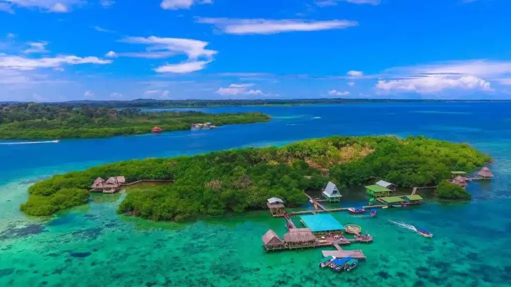 La isla latinoamericana construida con 1 millón de botellas de plástico: tiene hasta un castillo medieval hecho con desechos image isla colon 2