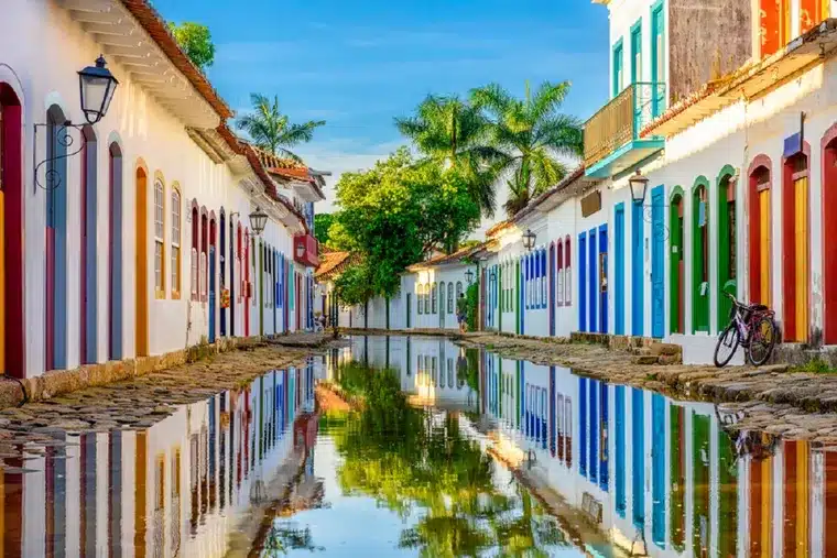 El hipnótico pueblito de Brasil con playas de ensueño, calles coloniales y naturaleza virgen image las calles empedradas y las casonas coloridas paraty foto shutterstock 2