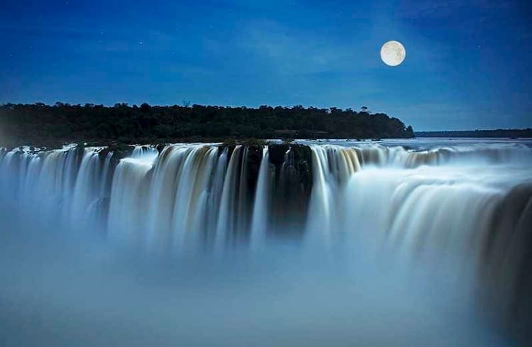 image paseo de la luna llena en cataratas 1