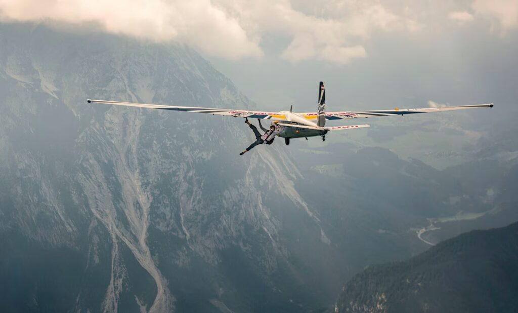 A 2.500 metros de altura: un escalador desafió lo imposible y completó la primera escalada aérea de la historia image plane climb domen skofic