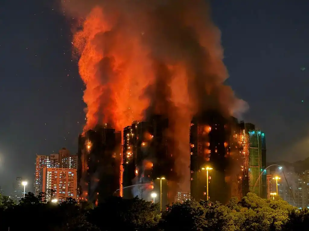 Devastador incendio en Hong Kong: al menos 75 muertos, casi 300 desaparecidos y un rescate milagroso que mantiene viva la esperanza image 19fb05e943ca3e6b3fb6e06113d3412d