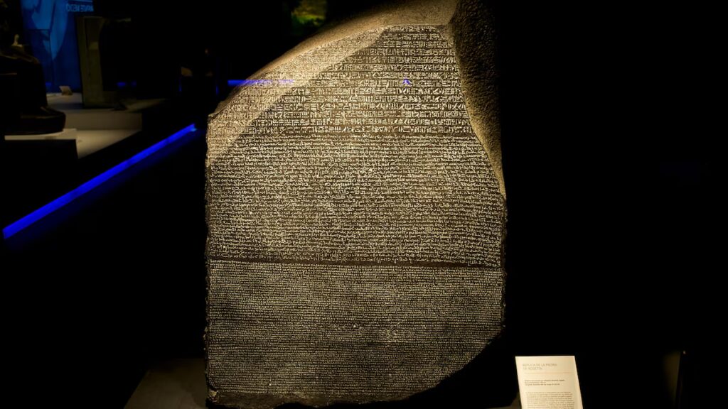 La apertura del Gran Museo Egipcio reaviva la presión sobre Reino Unido para devolver la Piedra de Rosetta image UVXBRSSD6BFG5HIXA5N5YCIOHU 1