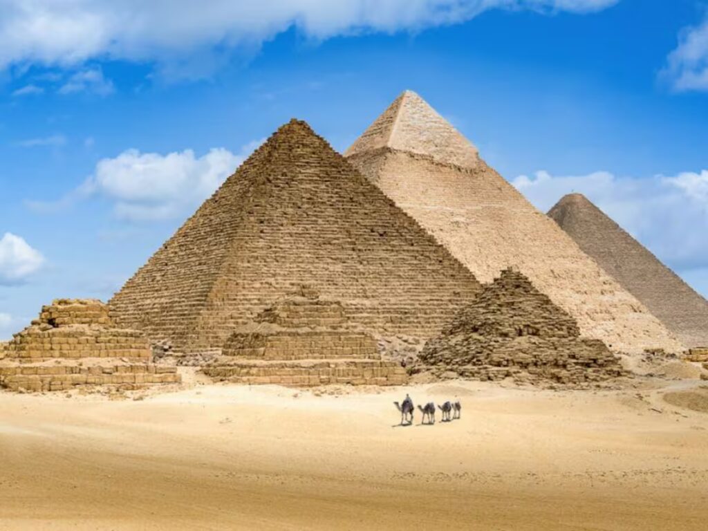 Hallan una entrada oculta en las pirámides de Giza: el descubrimiento que podría reescribir la ingeniería faraónica image las piramides de guiza son la principal atraccion DOTD5URUCJCZRCJDHBTAUISRHY