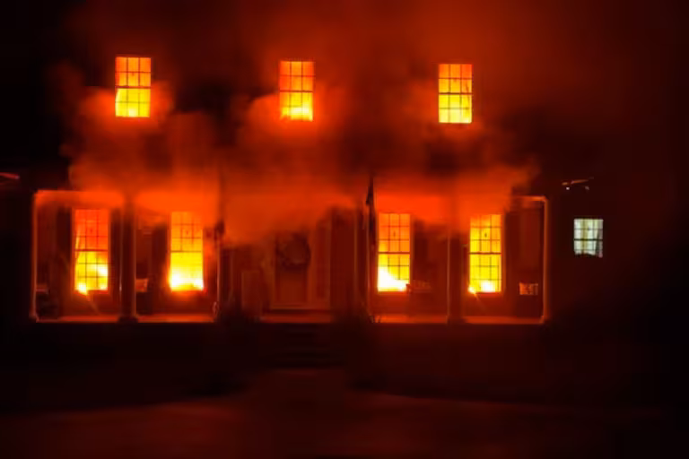 Llamaron a los bomberos por una casa “en llamas”, pero era una decoración hiperrealista de Halloween image vecinos llaman al 911 por una decoracion de QDDXOXBSVRGTVLOLFQEXCKFQXU 1