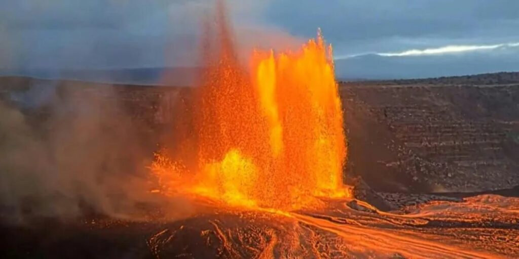 El volcán Kilauea volvió a entrar en erupción en Hawái y lanzó columnas de lava de hasta 370 metros image BFEV2ZFWEZBSZDHZN2VO5VCNFU