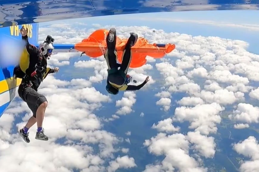 Un paracaidista quedó colgado de la cola del avión tras un accidente con el paracaídas image