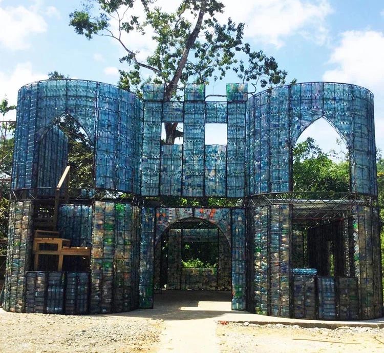 Construyó un castillo de cuatro pisos con 40.000 botellas recicladas y ahora el mundo lo reconoce como un símbolo global de acción ambiental image GHPNWJFWJBAEZNYNATO2S45NQQ