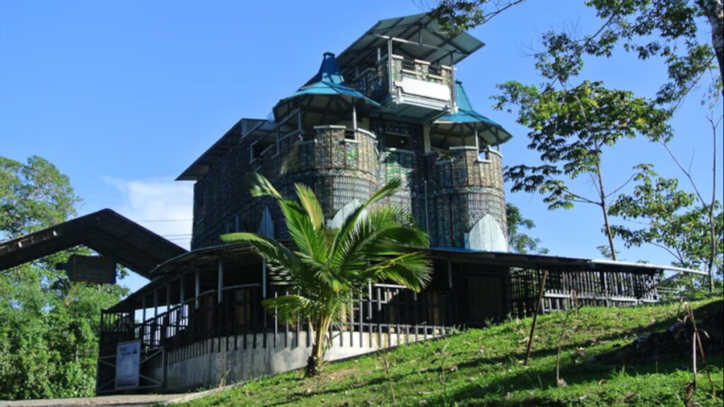 Construyó un castillo de cuatro pisos con 40.000 botellas recicladas y ahora el mundo lo reconoce como un símbolo global de acción ambiental image IR7AEDYQQNDNTD6KD6ZBLB5UKI 1